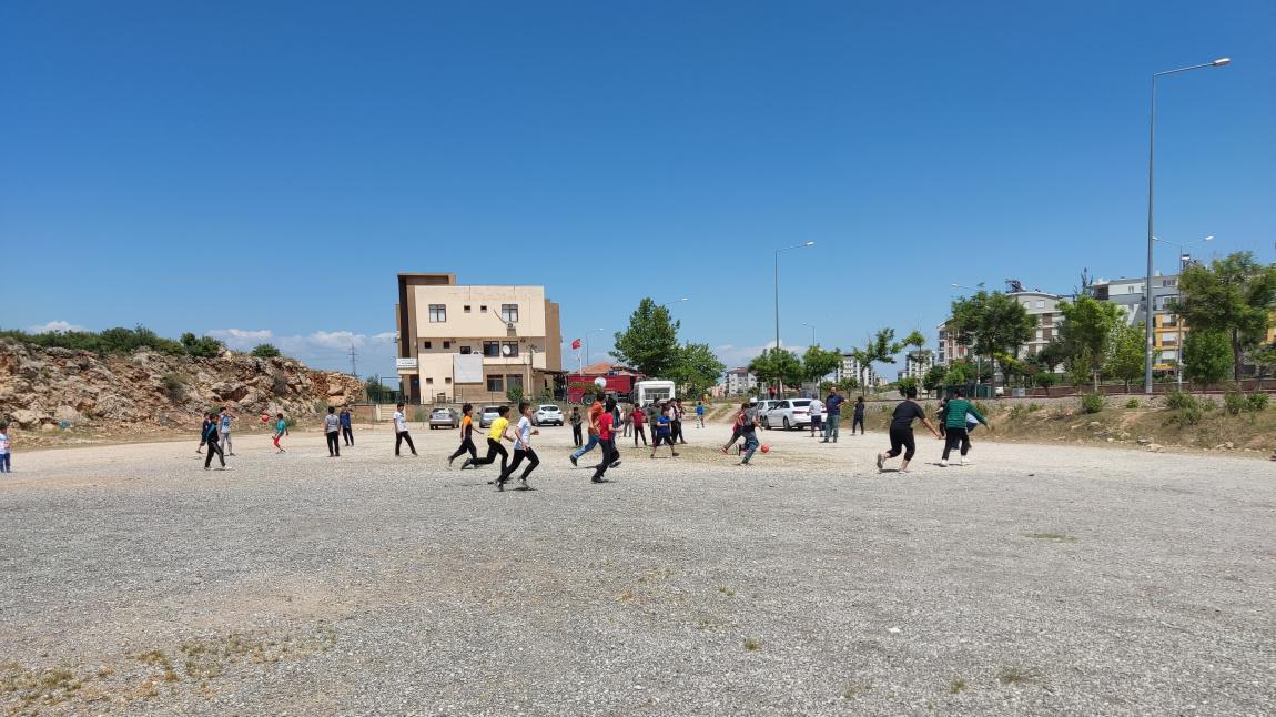 Öğretmenlerimiz ile öğrencilerimizin bir araya gelmesi ve güçlü bağlar kurabilmesi için futbol, voleybol ve satranç oynama etkinliği düzenledik.